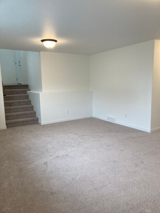 Building Photo - 4 Bed 2 Bath Single Family Home