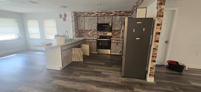 Building Photo - 1174 Victoria Ave