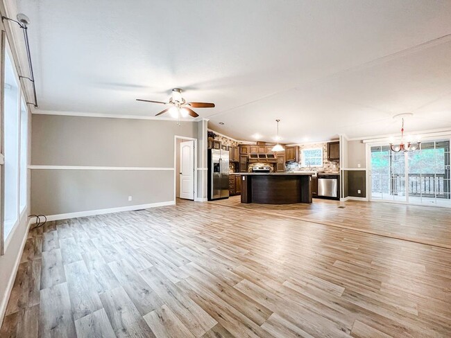 Building Photo - LOCATION! 5 mins from Carolina Beach bridg...