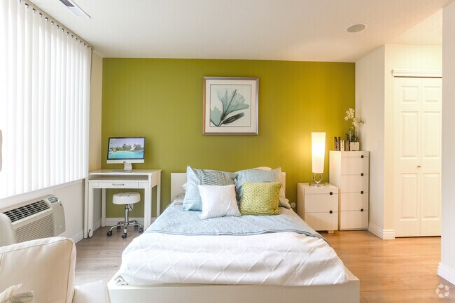 Junior - 530 pies cuadrados - Dormitorio - Palo Alto Plaza Apartments