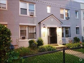 Building Photo - 1251 Penn St NE