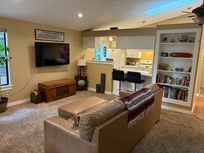 Foto del edificio - Fully Furnished Cozy 2-Bedroom Living in Desirable Tumwater Hill