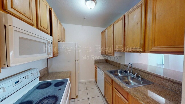 Building Photo - 4041 Oakcrest Dr