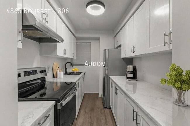 Building Photo - 4865 Av Bourret