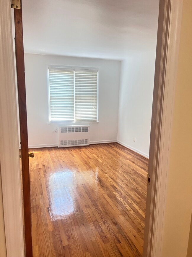 Foto del edificio - 1349 E 84th St