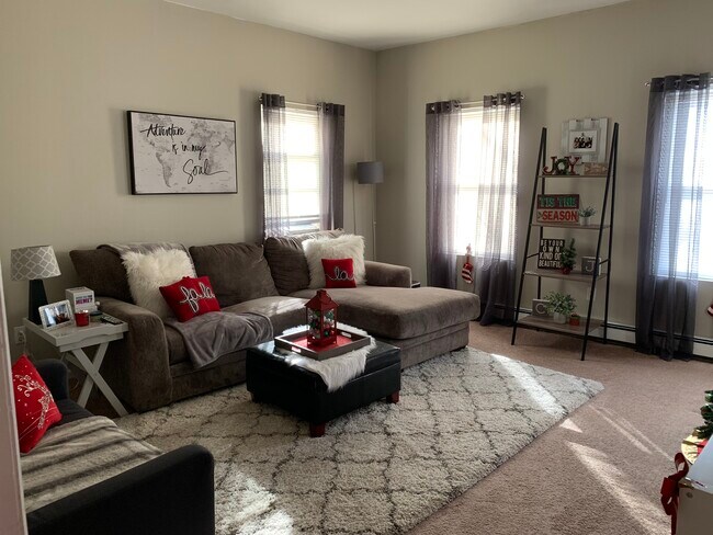 LR 1 - 187 Maple Ave