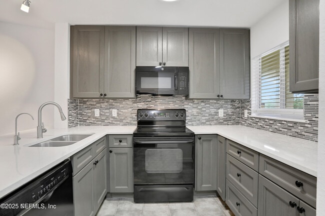 Building Photo - 7 Arbor Club Dr