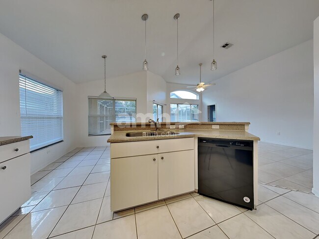 Foto del edificio - 16502 Lake Heather Dr