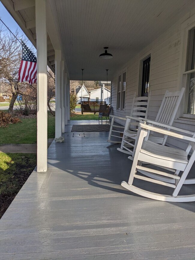 Building Photo - Barnardsville Rental!