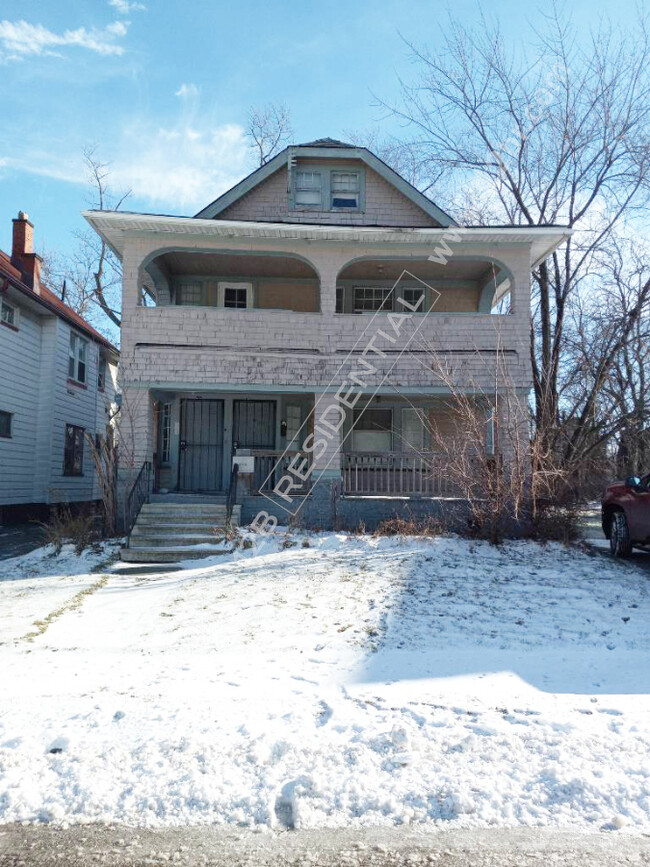 Building Photo - 3-Bedroom Duplex Near Shopping and Transit