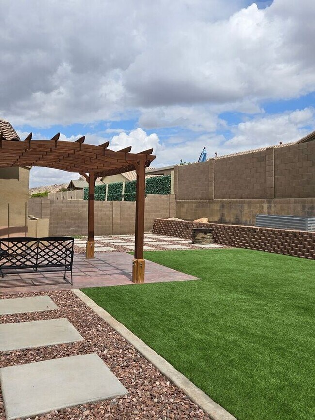 Foto del edificio - 3 Bedroom, 2 Bath with Den Available Now!