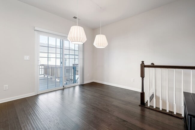 Building Photo - Beautiful 3 Story townhome waiting for you!