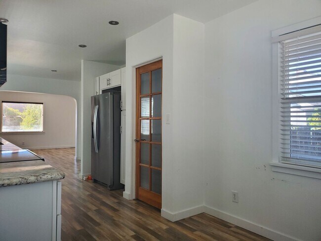 Foto del edificio - Spacious 3 BR/2 BR Family Home