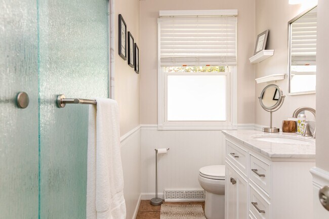 Baño de la planta superior - 1536 Gordon Dr