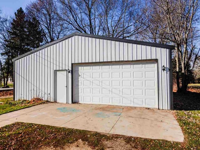 Building Photo - 219 Cherry Ave