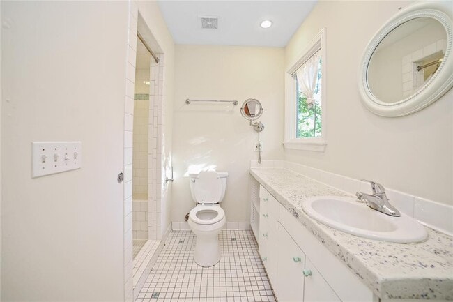 Building Photo - 2716 E 22nd St