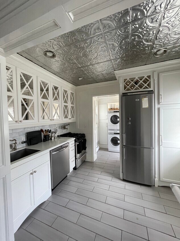 Unit 2 - 111 E 10th St