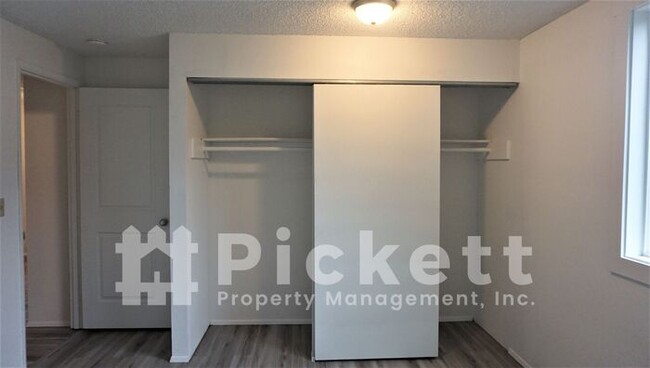 Foto del edificio - Updated Two Story 2 Bedroom Duplex near PSNS