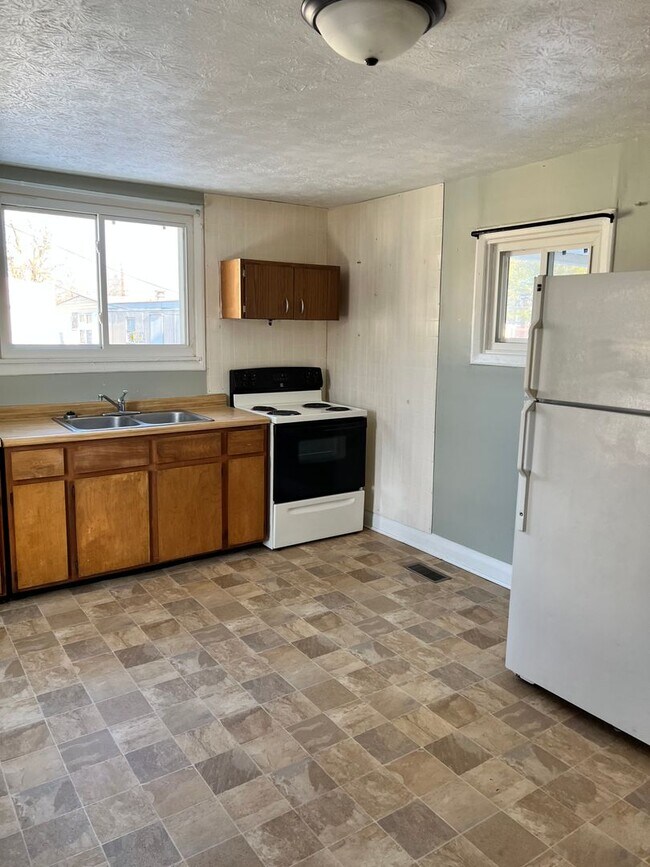 Building Photo - 3 bedroom 1 bath home!