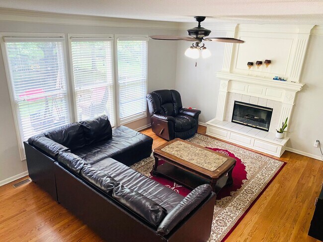 Foto del edificio - 14117 Parkhill Ln