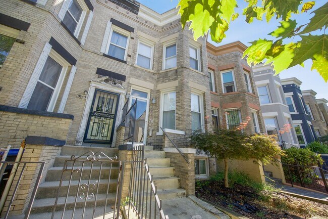 Foto del edificio - 4 beds, 3.5 Bath Victorian style row home ...