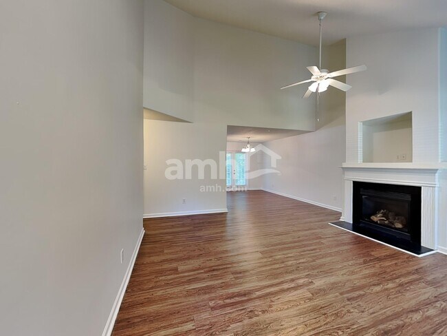 Foto del edificio - 10815 Pointer Ridge Dr