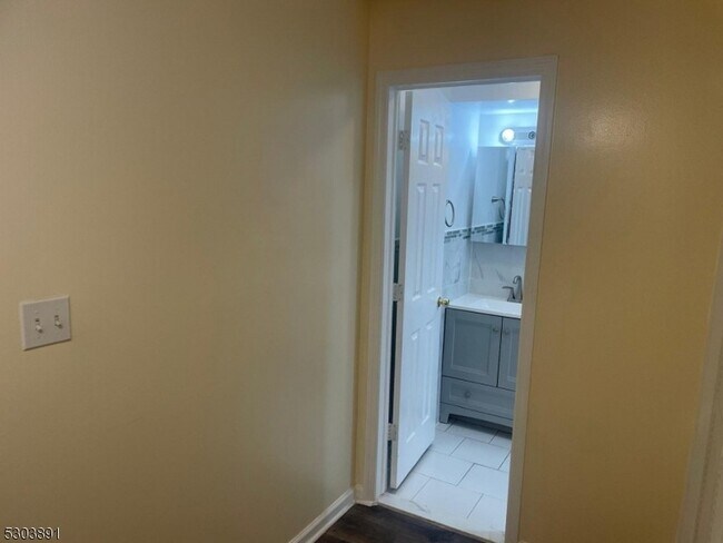Building Photo - 245-247 Hawthorne Avenue Unit