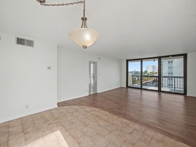Building Photo - 4800 Bayview Dr