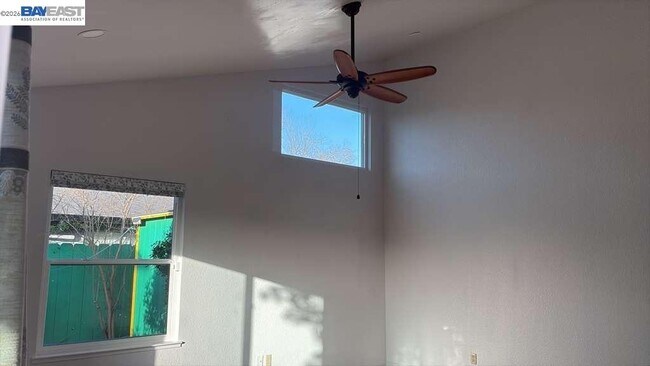 Foto del edificio - 101 E Portola Way