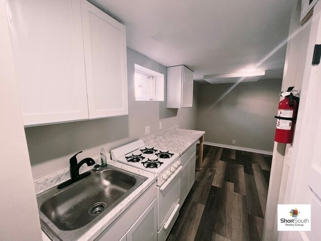 Building Photo - Updated Lower 1 Bedroom Apartment off S Pa...