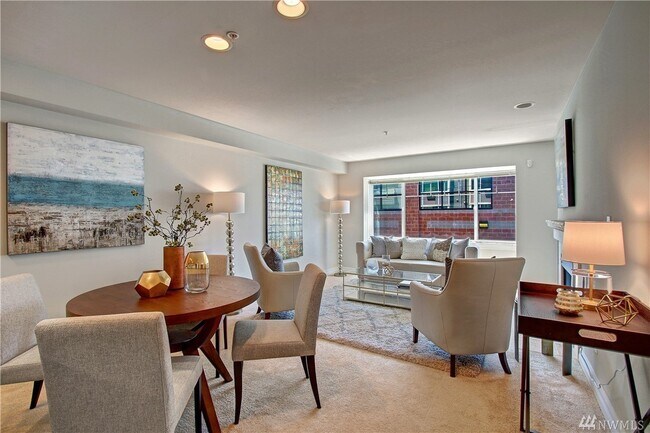 Living room - 2425 33rd Ave W