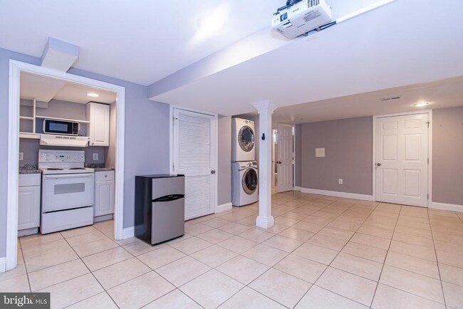 Building Photo - 2039 Hillenwood Rd