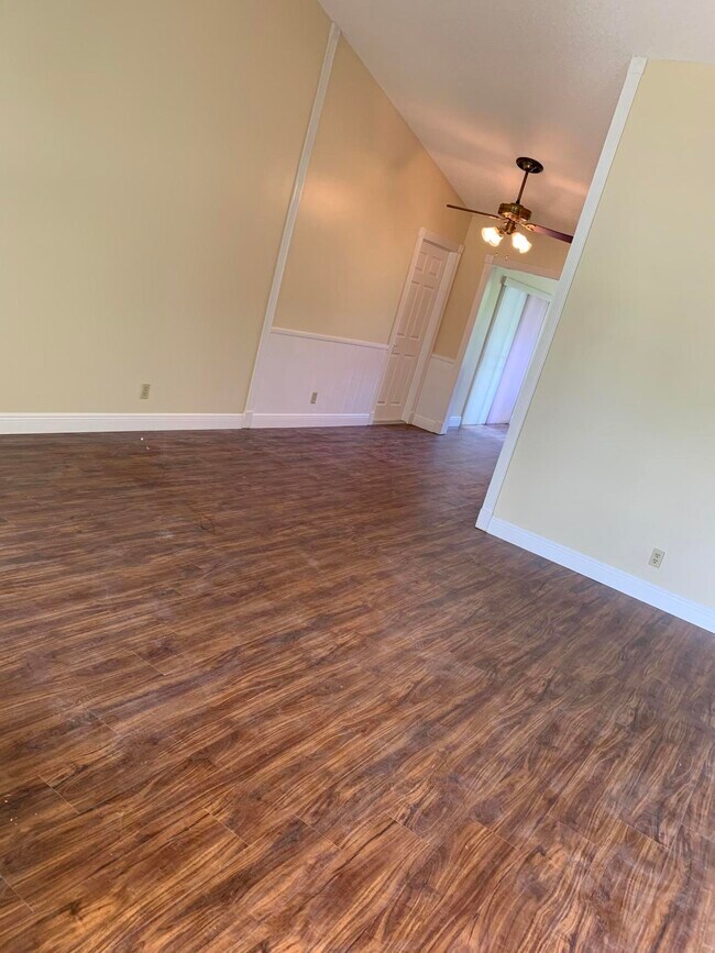 Building Photo - 131 Village Cir