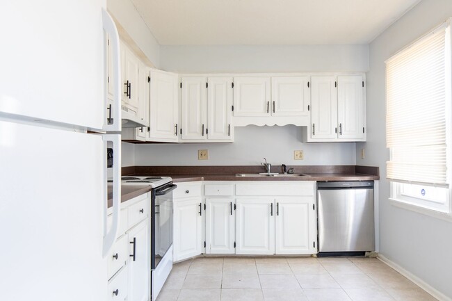 Building Photo - 3 bed 2.5 bsth