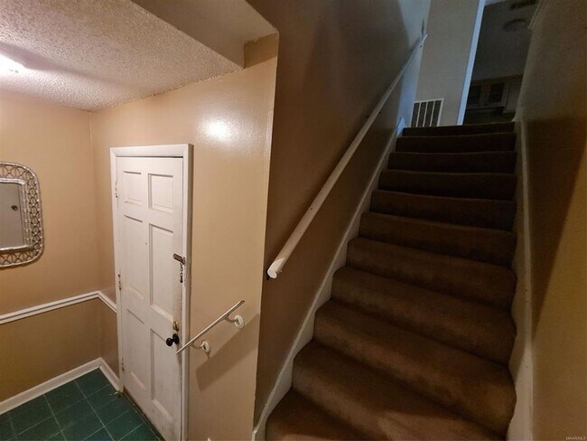Foto del edificio - Condo for Rent off Carmichael Road