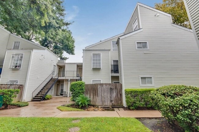 Foto del edificio - 9809 Richmond Ave.