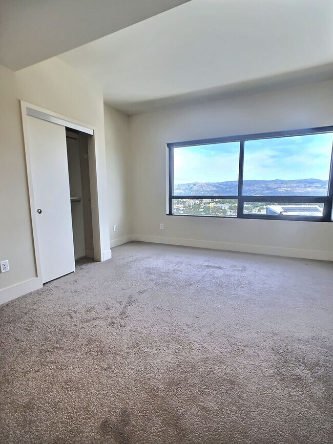Foto del edificio - Gorgeous 2 Bedroom/2 Bathroom Condo for Rent at The 88 on the 17th Floor