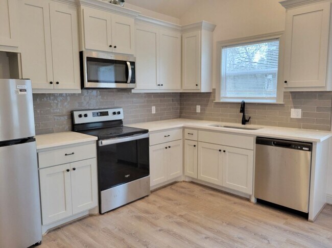 Foto del edificio - 8601 Oakridge Dr
