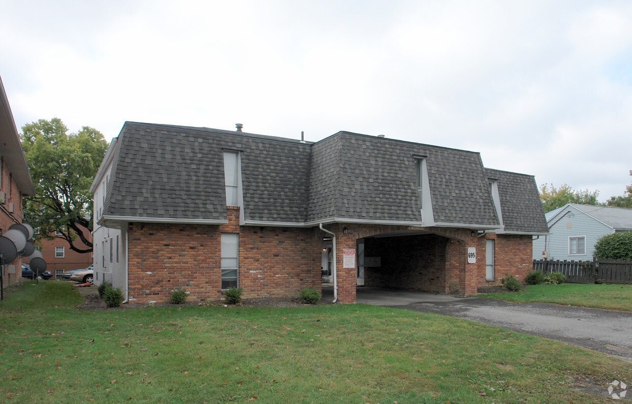 Primary Photo - 695 Riverview