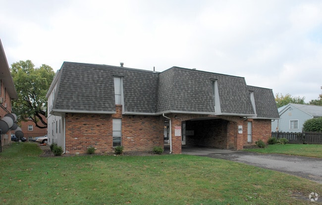 Building Photo - 695 Riverview