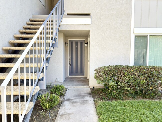 Foto del edificio - Remodeled Townhome w/ Attached Garage!