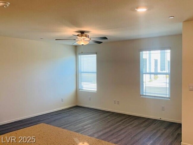 Foto del edificio - AMIGO TRAILS - BRAND NEW TOWNHOME