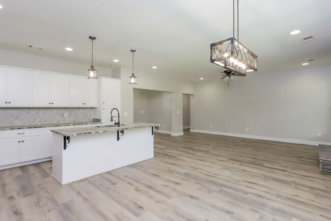 Building Photo - Gorgeous 3 Bedroom