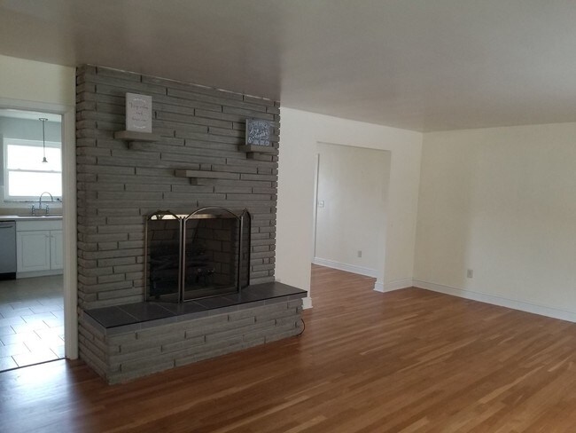 Building Photo - 3 br, 2 bath House - 360 Perry Hwy