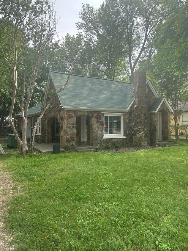 Primary Photo - 222 E Franklin St