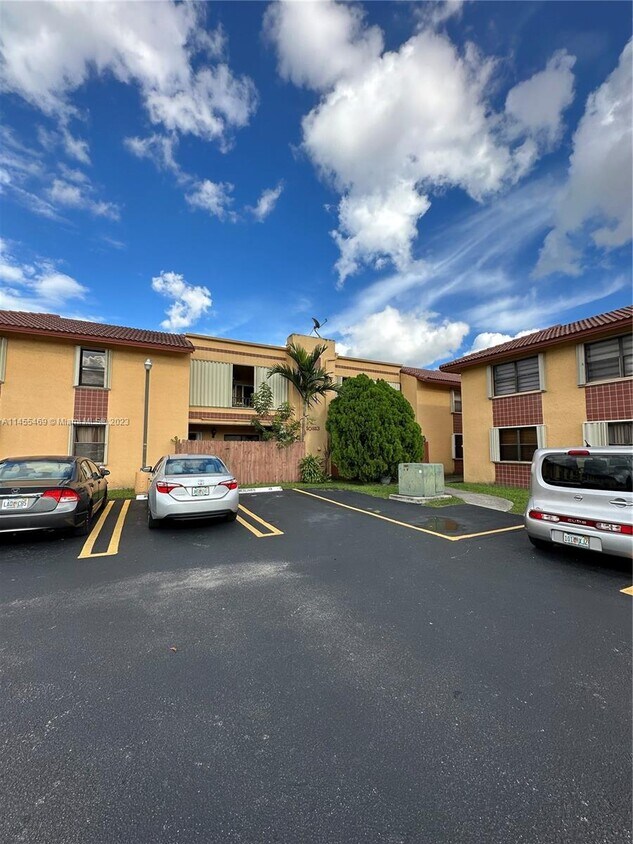 Foto principal - 10813 NW 7th St
