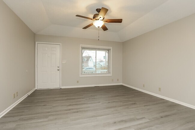 Building Photo - Beautiful 3 Bedroom Ranch with Fenced Back...
