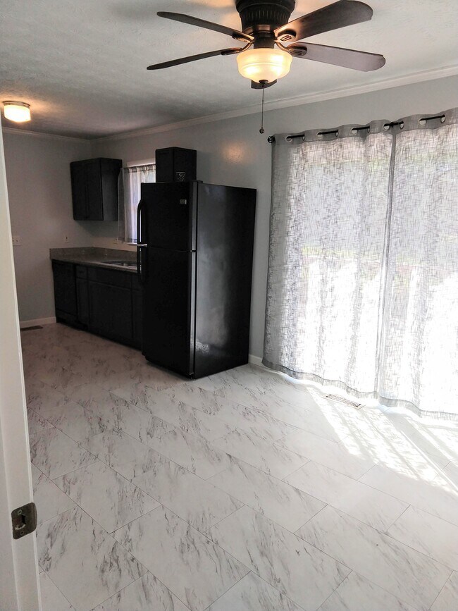 Dining/Kitchen - 404 Eastwood Dr