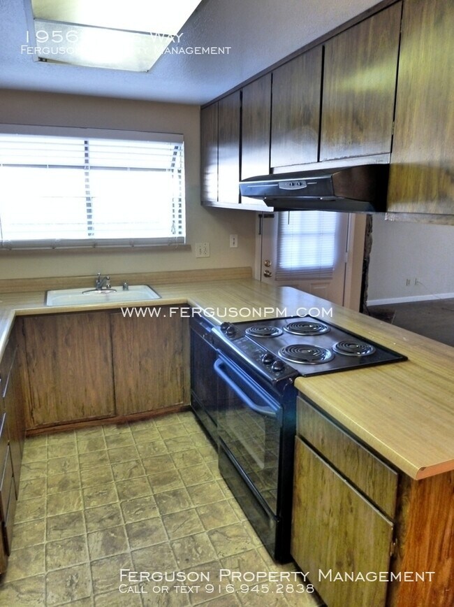 Building Photo - Roseville Duplex in a Great Location