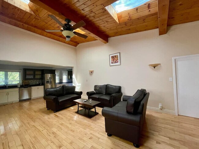 Building Photo - 306 Front St W